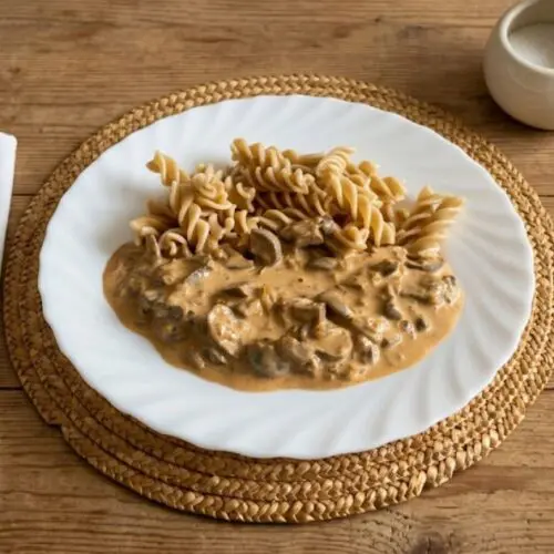 krémový šampiňonový perkelt s celozrnou cestovinou