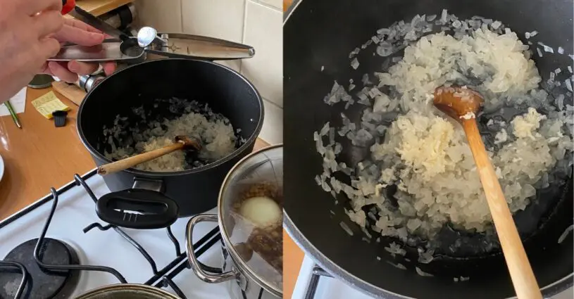 Dusenie cibule s cesnakom Do cibule pridáme cesnak a 30 sekúnd dusíme