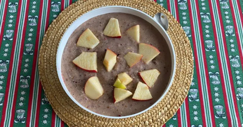 Pripravené zdravé ovocné smoothie v miske ozdobené kúskami jabĺk