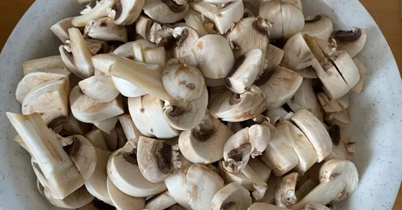 Nakrájané šampiňóny na perkelt Nakrájané šampiňóny na perkelt