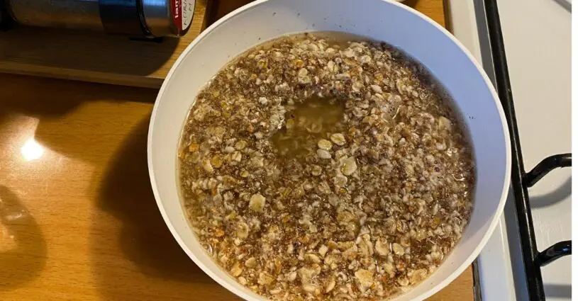 Ovsené vločky s mletými ľanovými semienkami a senovkou namočené v mätovom čaji