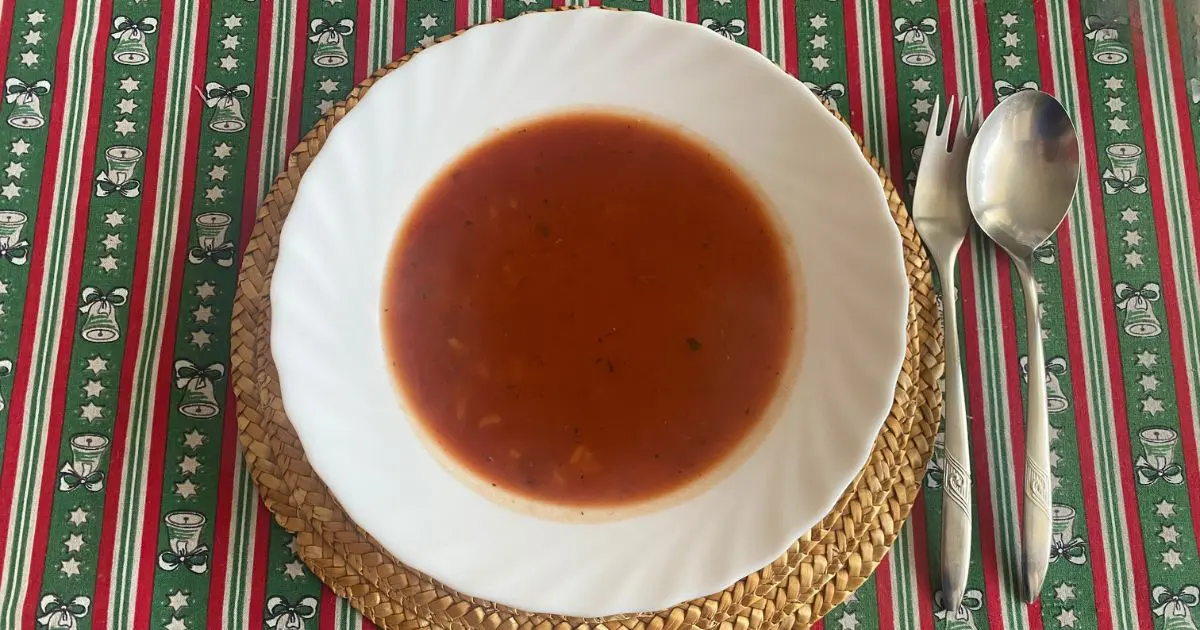 Hotová paradajková polievka v tanieri