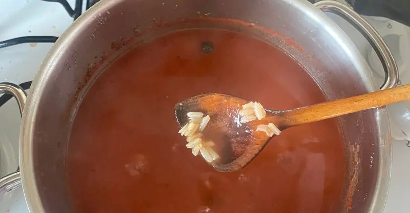 Paradajková polievka s pridanou ryžou Hnedá ryža sa vaeí v hrnci s paradajkovou polievkou