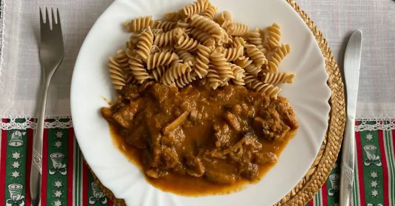 Šampiňonový perkelt s celozrnnými cestovinami Tanier s hotovým šampiňónovým perkeltom s celoyrnnými cestovinami