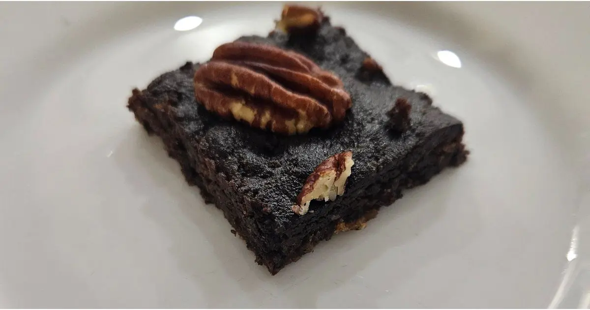 Čokoládové brownie na tanieri