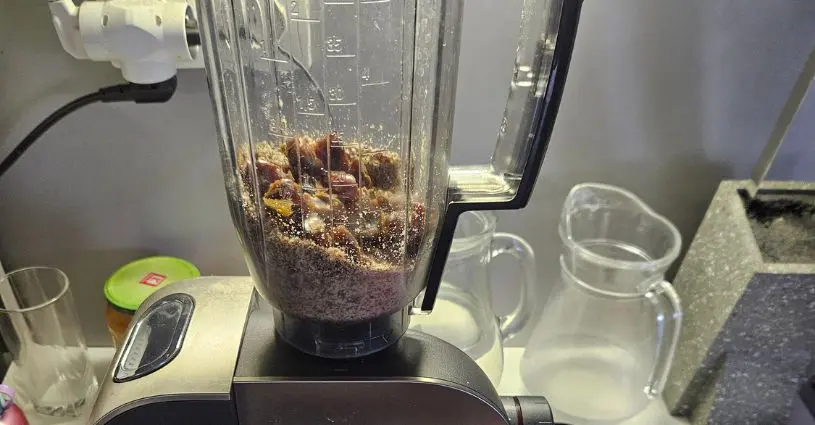 Rozmixovanie orechov a datlí