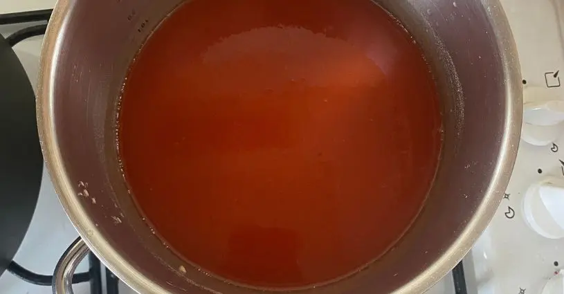 Pasírované paradajky so zápražkou Do hrnca so zápražkou boli pridané pasírované paradajky