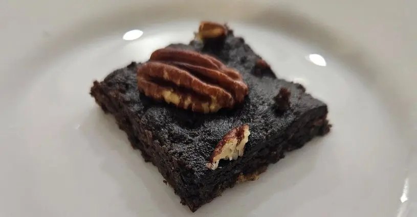 čokoládový brownie na tanieri