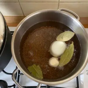 varenie šošovice s cibuľou a bobkovým listom