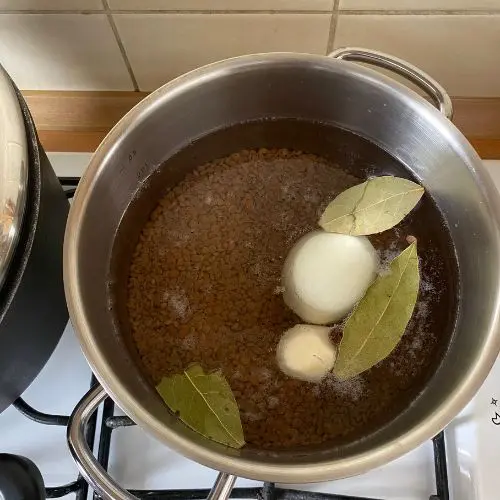 varenie šošovice s cibuľou a bobkovým listom