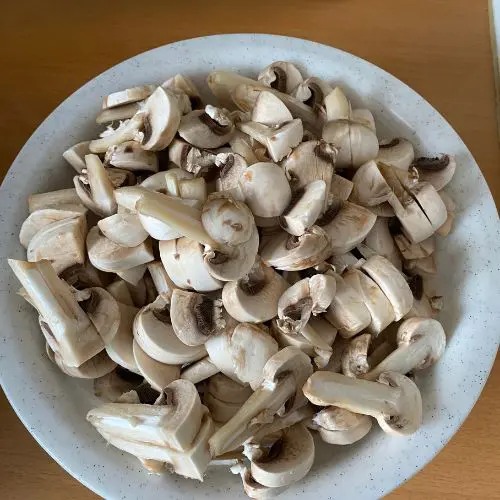 umyt= a nakrájané šampiňóny na perkelt v miske