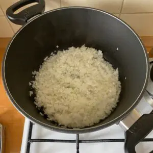 Dusenie iba cibule na vode bez oleja