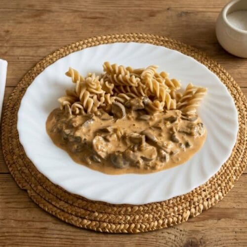 krémový šampiňonový perkelt s celozrnou cestovinou